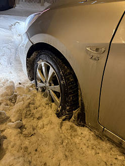 Моя машина передними колесам проводилась с сугроб, выехать своими силами я не могу, со мной малолетний ребенок 6 лет.  Просить о помощи не кого, я не местная.  Пыталась подкопаться лопатой сама, то без результата. вытащить застрявшую машину Хендай Солярис