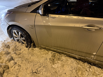 Моя машина передними колесам проводилась с сугроб, выехать своими силами я не могу, со мной малолетний ребенок 6 лет.  Просить о помощи не кого, я не местная.  Пыталась подкопаться лопатой сама, то без результата. вытащить застрявшую машину Хендай Солярис