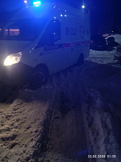 Застрял во дворе, под снегом лёд, немогу сдвинуться с места вытащить застрявшую машину Газель некст скорая помощь
