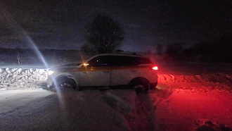 помогите пожалуйста,   вытащить застрявшую машину Джили