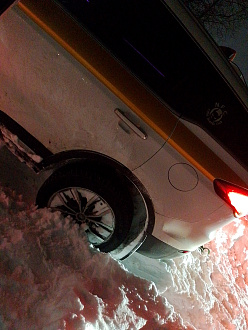 помогите пожалуйста, вытащить две машины. Застряли в поле. Нужно дернуть. До дороги не далеко  вытащить застрявшую машину Джили и Джили