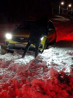 помогите пожалуйста, вытащить две машины. Застряли в поле. Нужно дернуть. До дороги не далеко  вытащить застрявшую машину Джили и Джили