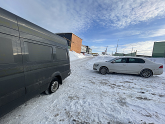 Пробил колесо. Машина груженая, штатный домкрат не справляется, нужно запаску поменять вытащить застрявшую машину Соллерс Атлант