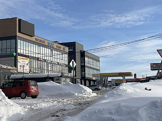 Пробил колесо. Машина груженая, штатный домкрат не справляется, нужно запаску поменять вытащить застрявшую машину Соллерс Атлант