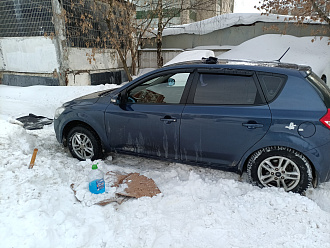 Застрял при выезде с парковки, сел на дно вытащить застрявшую машину Киа сид