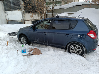 Застрял при выезде с парковки, сел на дно вытащить застрявшую машину Киа сид