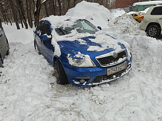 помогите пожалуйста,  вытащить из сугроба вытащить застрявшую машину Шкода Октавия