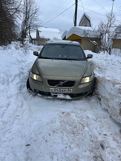 помогите пожалуйста, прошу помощи вытащить машину, застрял на плохо почищеной дороге в СНТ  вытащить застрявшую машину Volvo