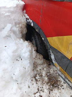 Застрял на заезд территорию частный дом, закопался почти на пол колеса, к сожалению лопаты нет, немного назад дернуть бы вытащить застрявшую машину Форд Транзит