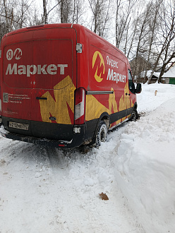 Застрял на заезд территорию частный дом, закопался почти на пол колеса, к сожалению лопаты нет, немного назад дернуть бы вытащить застрявшую машину Форд Транзит