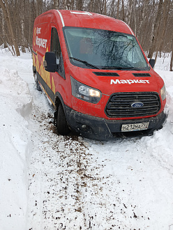 Застрял на заезд территорию частный дом, закопался почти на пол колеса, к сожалению лопаты нет, немного назад дернуть бы вытащить застрявшую машину Форд Транзит