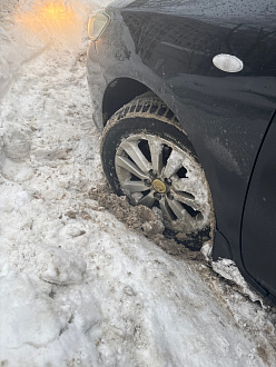 Добрый день 
Прошу помощи -толкнуть машину 
Застряла во дворе вытащить застрявшую машину Тойота королла