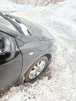 Добрый день 
Прошу помощи -толкнуть машину 
Застряла во дворе вытащить застрявшую машину Тойота королла
