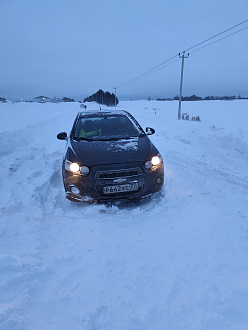 Застрял на заметённой дороге до жёсткого, метров 50. вытащить застрявшую машину В феврале авео.