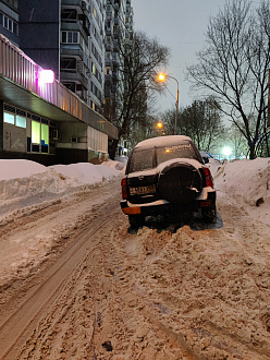 помогите пожалуйста,  около дома заглохла машина в неудобном месте. Закрываю часть проезда. Завести не могу. Прошу помощи оттащить чуть в сторону и запарковать. Стою почти на тратуаре где можно запарковатся., только протащить вперёд надо. вытащить застрявшую машину Ниссан Патрол 