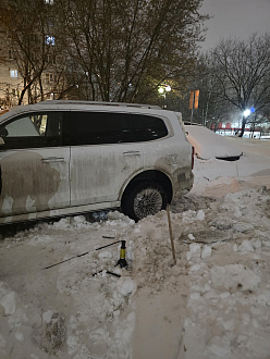 Вытаскивал машину застрял в снегу на парковке. Закопался нужно дернуть вытащить застрявшую машину Танк 500