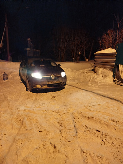 Не могу заехать в горку, машине не хватает метров 10-15 начинает буксовать из за льда, нужно вытащить вытащить застрявшую машину Renault Logan 2