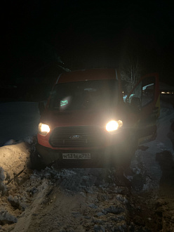 помогите,  машина правые колеса в овраге, левое передние повисло, крюка нет, подъехать можно только с зади вытащить застрявшую машину Ford transit