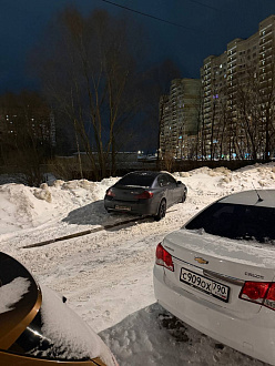 прошу помощи, не могу выехать, застряла на парковке у дома  вытащить застрявшую машину Инфинити 