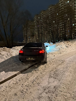 прошу помощи, не могу выехать, застряла на парковке у дома  вытащить застрявшую машину Инфинити 
