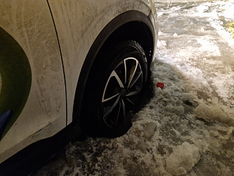 прошу помощи, вытащить машину, застряв в ледяном кювете вытащить застрявшую машину Coolray