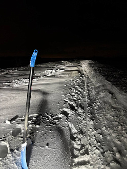 Мы застряли на заснеженной дороге на асфальтированной дороге по пути в деревню большое село, большое скрябино. вытащить застрявшую машину Вольцваген.