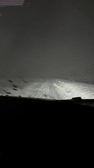 Мы застряли на заснеженной дороге на асфальтированной дороге по пути в деревню большое село, большое скрябино. вытащить застрявшую машину Вольцваген.