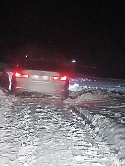 Застряли на дороге, дорога занесена снегом, только на тракторе проезжать выехать не можем. вытащить застрявшую машину Bmw.