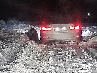 Застряли на дороге, дорога занесена снегом, только на тракторе проезжать выехать не можем. вытащить застрявшую машину Bmw.