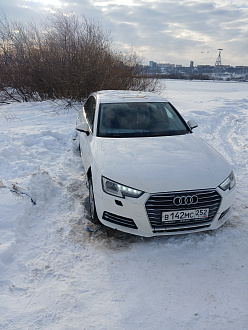 Застрял в поле сели на пузу со вчерашнего дня выехать не може. вытащить застрявшую машину Ауди а 4