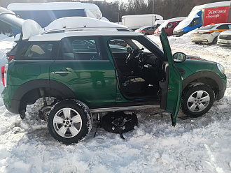 Приветствую, пробил колесо, снял, поставил жгутик, а накачать не могу, не во время сгорел компрессор. Нужен насос. вытащить застрявшую машину Mini Countryman
