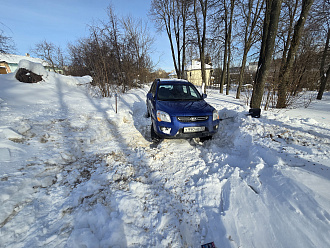 Застрял на нечищеной дороге, докопался до асфальта, но все равно не могу сдвинуться с места. Не доехал метр до накатаного снега вытащить застрявшую машину Киа