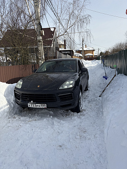 Застряли в снегу в населённом пункте. вытащить застрявшую машину Порш каен.