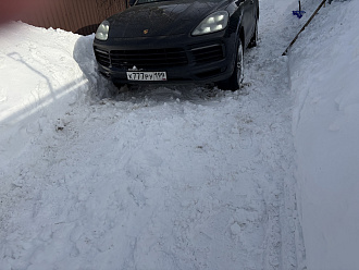 Застряли в снегу в населённом пункте. вытащить застрявшую машину Порш каен.