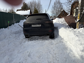 Застряли в снегу в населённом пункте. вытащить застрявшую машину Порш каен.
