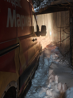 помогите, стащило транзит с дороги в небольшую ямку, переднее левое колесо не выходит из нее, дёрнуть до твердой поверхности вытащить застрявшую машину Форд транзит