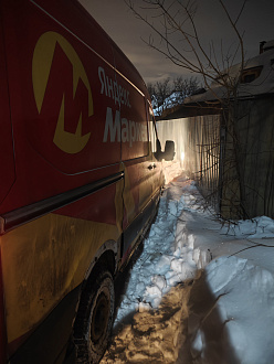 помогите, стащило транзит с дороги в небольшую ямку, переднее левое колесо не выходит из нее, дёрнуть до твердой поверхности вытащить застрявшую машину Форд транзит