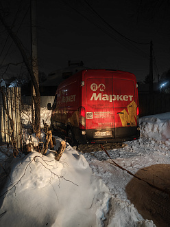 помогите, стащило транзит с дороги в небольшую ямку, переднее левое колесо не выходит из нее, дёрнуть до твердой поверхности вытащить застрявшую машину Форд транзит