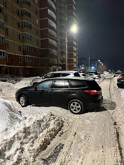 Прошу помощи, вытащить машину с парковочного места. Пустая, негружёная, Форд Фокус универсал , застряла на бугре льда))) вытащить застрявшую машину Форд Фокус