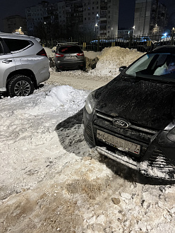Прошу помощи, вытащить машину с парковочного места. Пустая, негружёная, Форд Фокус универсал , застряла на бугре льда))) вытащить застрявшую машину Форд Фокус