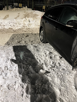 Прошу помощи, вытащить машину с парковочного места. Пустая, негружёная, Форд Фокус универсал , застряла на бугре льда))) вытащить застрявшую машину Форд Фокус