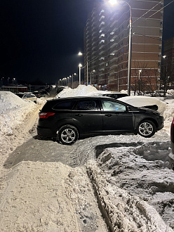 Прошу помощи, вытащить машину с парковочного места. Пустая, негружёная, Форд Фокус универсал , застряла на бугре льда))) вытащить застрявшую машину Форд Фокус