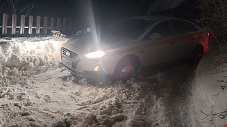 помогите, застряла машина провалилась в колею..нужно закупить лебедкой или троссом ,крутой подъем вытащить застрявшую машину Хёндай солярис