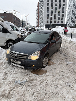 Застрял в небольшом снегу, картон не помогает, есть крюк, троса нет, толкнуть никого нет вокруг( вытащить застрявшую машину Nissan Almera