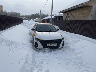 В снт на асфальтированной дороге. вытащить застрявшую машину Черри.