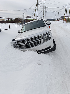 Соскользнул в канаву. Пока откапываюсь. Трос есть. вытащить застрявшую машину Tahoe 