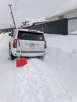 Соскользнул в канаву. Пока откапываюсь. Трос есть. вытащить застрявшую машину Tahoe 