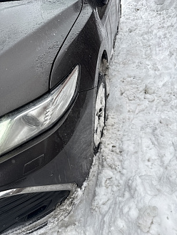 Застрял вдоль гаражей. Здесь проедет паркетник или машина выше вытащить застрявшую машину Тайота камри