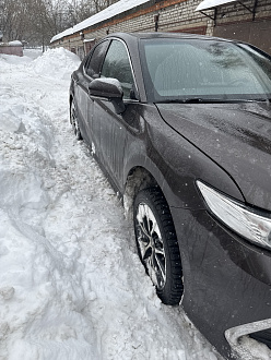 Застрял вдоль гаражей. Здесь проедет паркетник или машина выше вытащить застрявшую машину Тайота камри