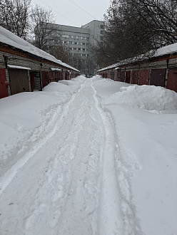 Застрял вдоль гаражей. Здесь проедет паркетник или машина выше вытащить застрявшую машину Тайота камри
